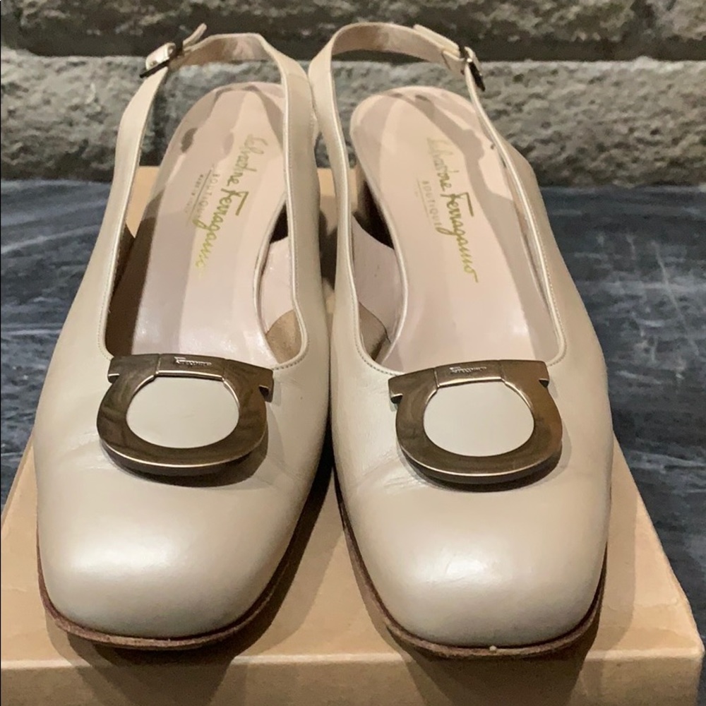 Salvatore Ferragamo strap leather pumps - cream